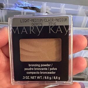 Mary Kay Bronzing Powder - Light-Medium Shade